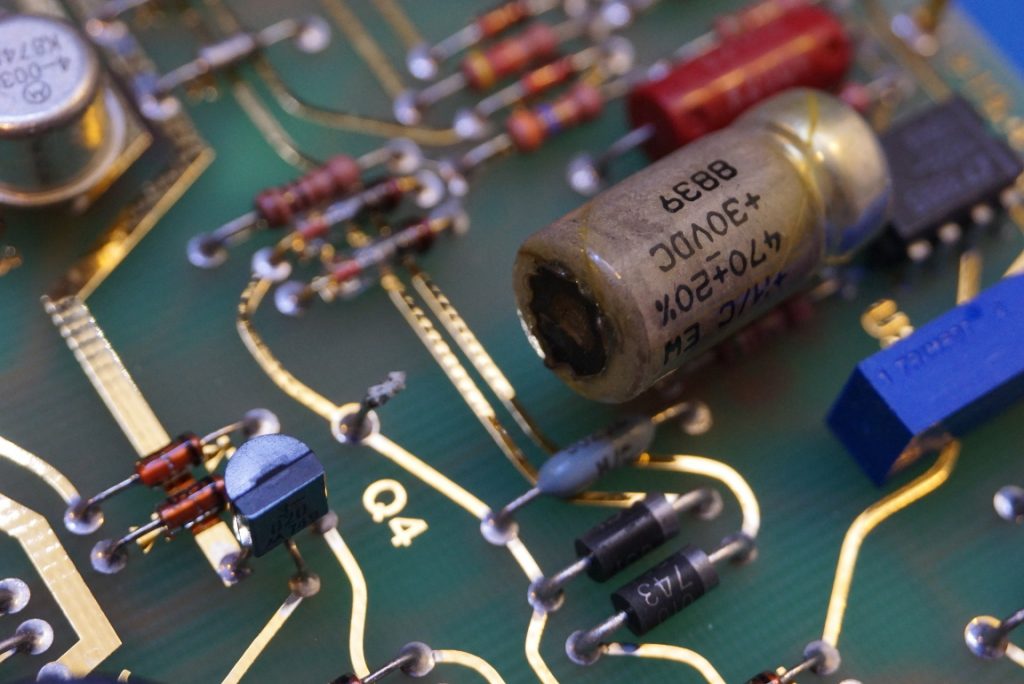 Capacitor Plague? Inside an HP 8620C Sweep Oscillator and HP 86245A RF